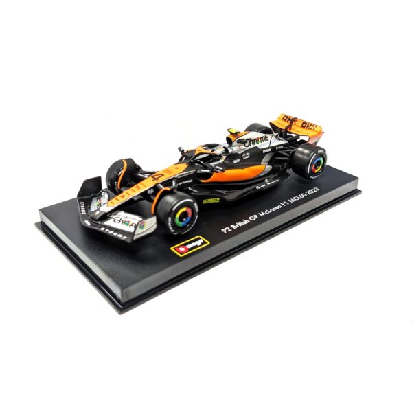 Bburago 18-38088 - Modellauto - F1 McLaren MCL60 '23 #4 Norris (mit Helm